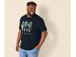 Homme en T-shirt noir avec imprimé planches de surf et texte « GOLDEN HOUR »