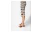 Robe rayée et mules à talons : look estival élégant.