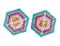 Deux motifs hexagonaux de perles aux couleurs de l'arc-en-ciel.