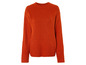 Un pull en maille orange à manches longues.