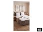 LIVARNO® oreiller 60 x 60 cm sur un lit dans la chambre à coucher [image générée par l'IA]