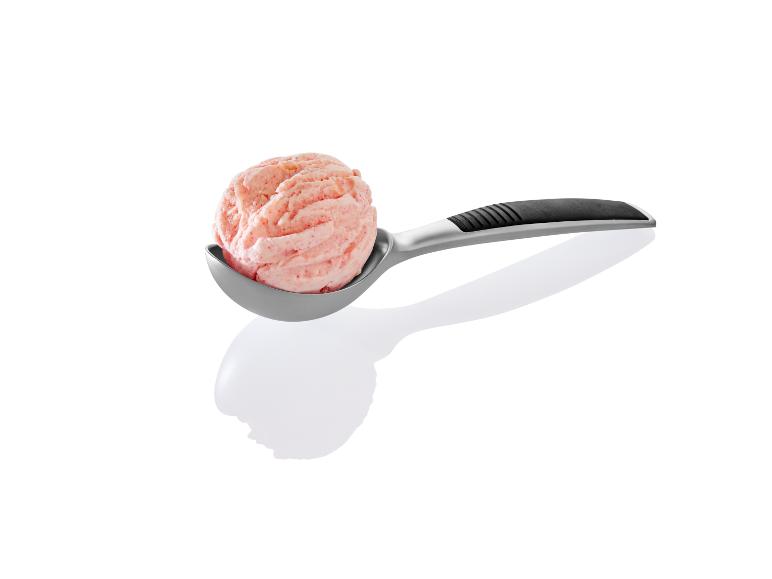 Une boule de glace rose dans une cuillère à glace.
