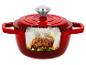 Cocotte en fonte rouge avec une coupe transversale montrant un carré d'agneau aux légumes et herbes.