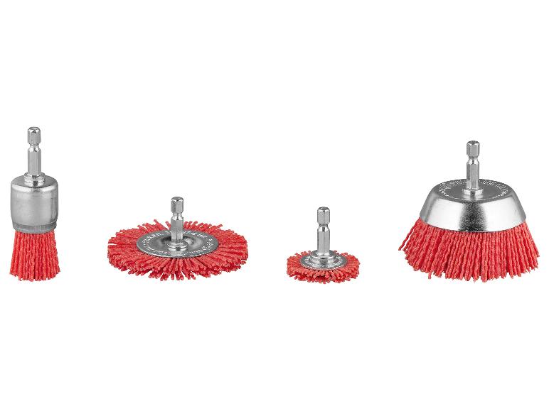 Quatre brosses de nettoyage rouges avec des tiges métalliques.