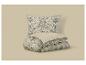 Deux oreillers et une housse de couette pliée avec un motif gris et blanc.