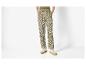 Pantalon à motif zèbre et baskets blanches.