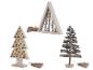 Trois décorations d'arbre de Noël en bois avec des guirlandes lumineuses et un sac en jute.