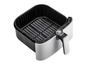 Un panier de friteuse noir avec une grille et une poignée argentée.