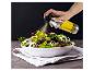 Huile d'olive en spray sur une salade verte.