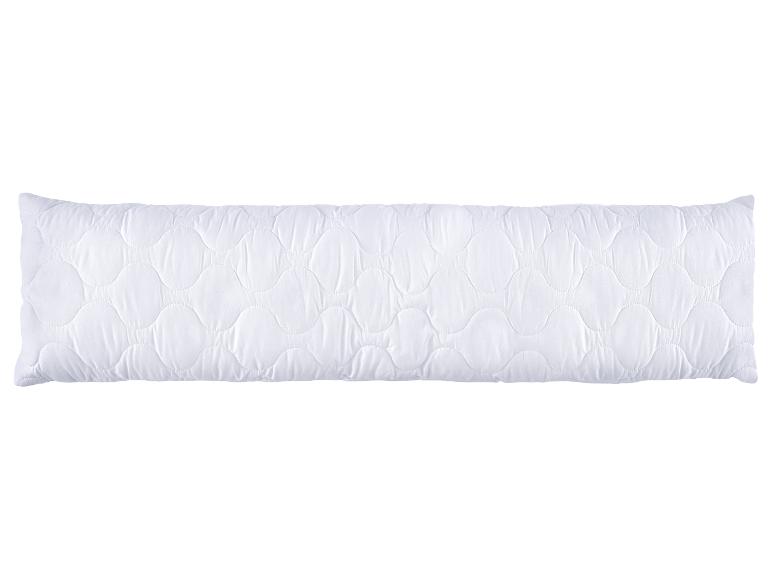 Long oreiller blanc matelassé sur fond blanc.