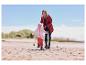 Femme et fille en vestes et pantalons pour activités de plage.