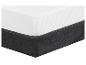 Un matelas blanc avec un fond en tissu gris.