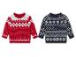 Deux pulls en tricot avec des motifs scandinaves, un rouge à coeurs et un bleu à flocons de neige.