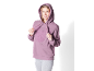 Jeune femme en sweat à capuche lilas avec motif de tête et pantalon de jogging gris.