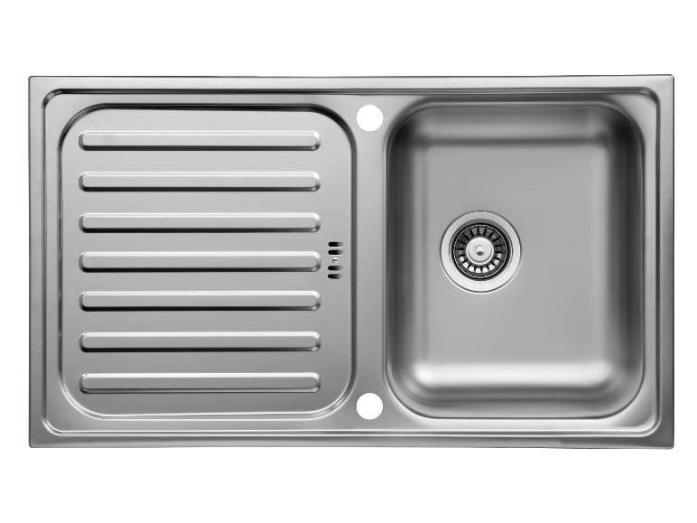 Évier de cuisine en acier inoxydable avec égouttoir et bonde.