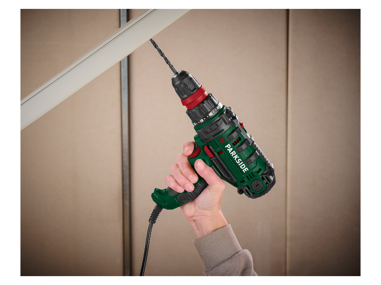 Main utilisant une perceuse Parkside pour percer du plastique.