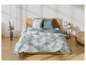 Un lit avec une couette turquoise à motif géométrique et des oreillers assortis