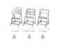 Une chaise haute, une chaise pour enfant et une chaise pour adulte, adaptées à différents groupes d'âge.