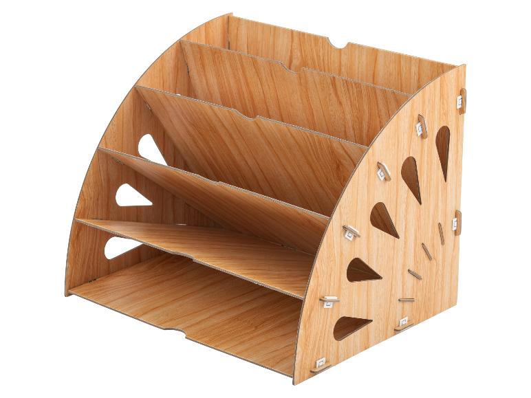 Organisateur de bureau en bois avec plusieurs compartiments pour documents et fournitures de bureau.