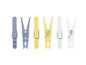 Six pinces à linge colorées en bleu, jaune et blanc.