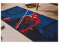 Un tapis bleu avec Spiderman.