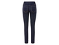 Un jean skinny bleu foncé pour femme.