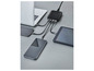 Un ordinateur portable, un téléphone et une tablette sont en charge avec un chargeur Tronic 4 ports.