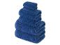 Ensemble de serviettes de bain bleu foncé.