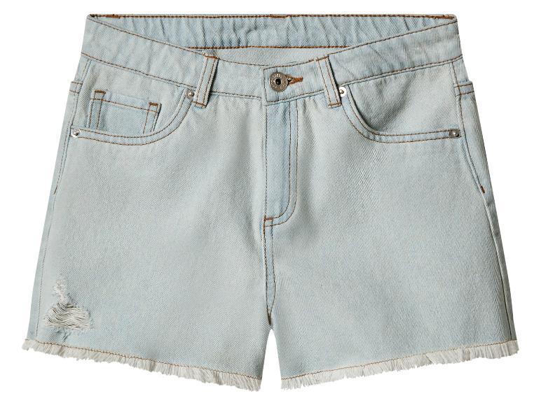 Short en jean bleu clair avec détails déchirés et ourlet effiloché