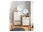 Meubles d'entrée blancs avec détails en bois, incluant un meuble à chaussures, une commode et des miroirs ronds.