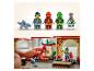 Ensemble LEGO Ninjago avec figurines et une construction de temple, avec un enfant qui joue.