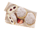 Beignets saupoudrés de sucre glace, quelques fraises, deux fourrés à la confiture et à la crème.