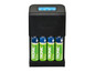Un chargeur noir TRONIC avec quatre piles AA rechargeables.