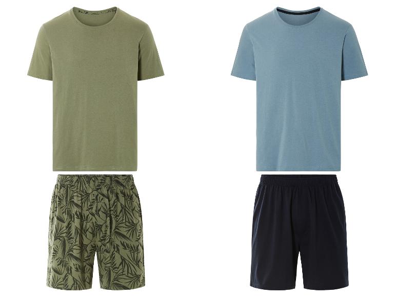 T-shirts et shorts : un vert olive à motif tropical, un bleu clair uni et un short marine.
