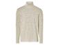 Un pull gris à col roulé et manches longues.