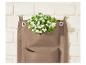Un sac mural brun avec des fleurs blanches