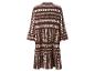 Robe longue marron à motifs ethniques.