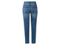 Un jean bleu pour femme.