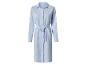 Robe chemise rayée bleu clair à manches longues et ceinture à la taille.