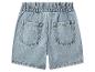 Short en jean bleu clair avec taille élastique et deux poches arrière.