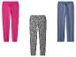 Trois pantalons de survêtement : fuchsia, gris imprimé léopard et bleu.