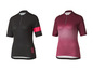 Deux maillots de vélo pour femmes à manches courtes, un noir et un rouge avec un dégradé rose.