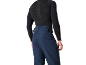 Homme en haut à manches longues noir avec texte et pantalon bleu foncé, vu de dos.