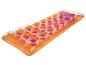 Matelas flottant orange et rose pour la piscine.
