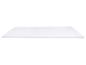 Matelas blanc avec coutures verticales sur fond blanc.