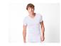 Homme en t-shirt blanc col V et caleçon blanc