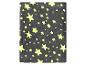 Douce couverture en polaire à motif étoiles.
