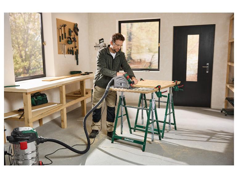 Tréteau réglable en hauteur PARKSIDE® utilisé pour scier du bois dans un atelier