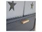 Boîtes de rangement grises avec étoiles sur une commode grise avec poignée en bois