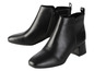 Deux paires de bottines noires à talons.